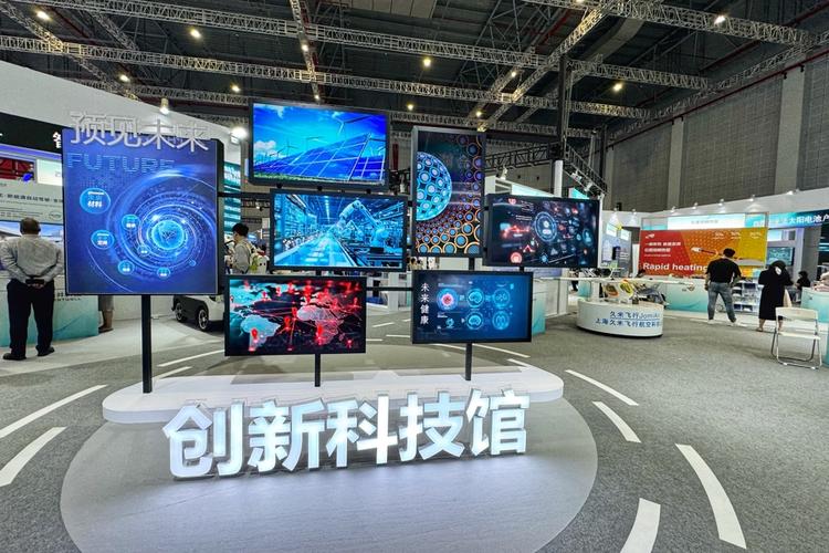 分拣产品,搬运料箱,人形机器人在工博会上展现未来工厂形态